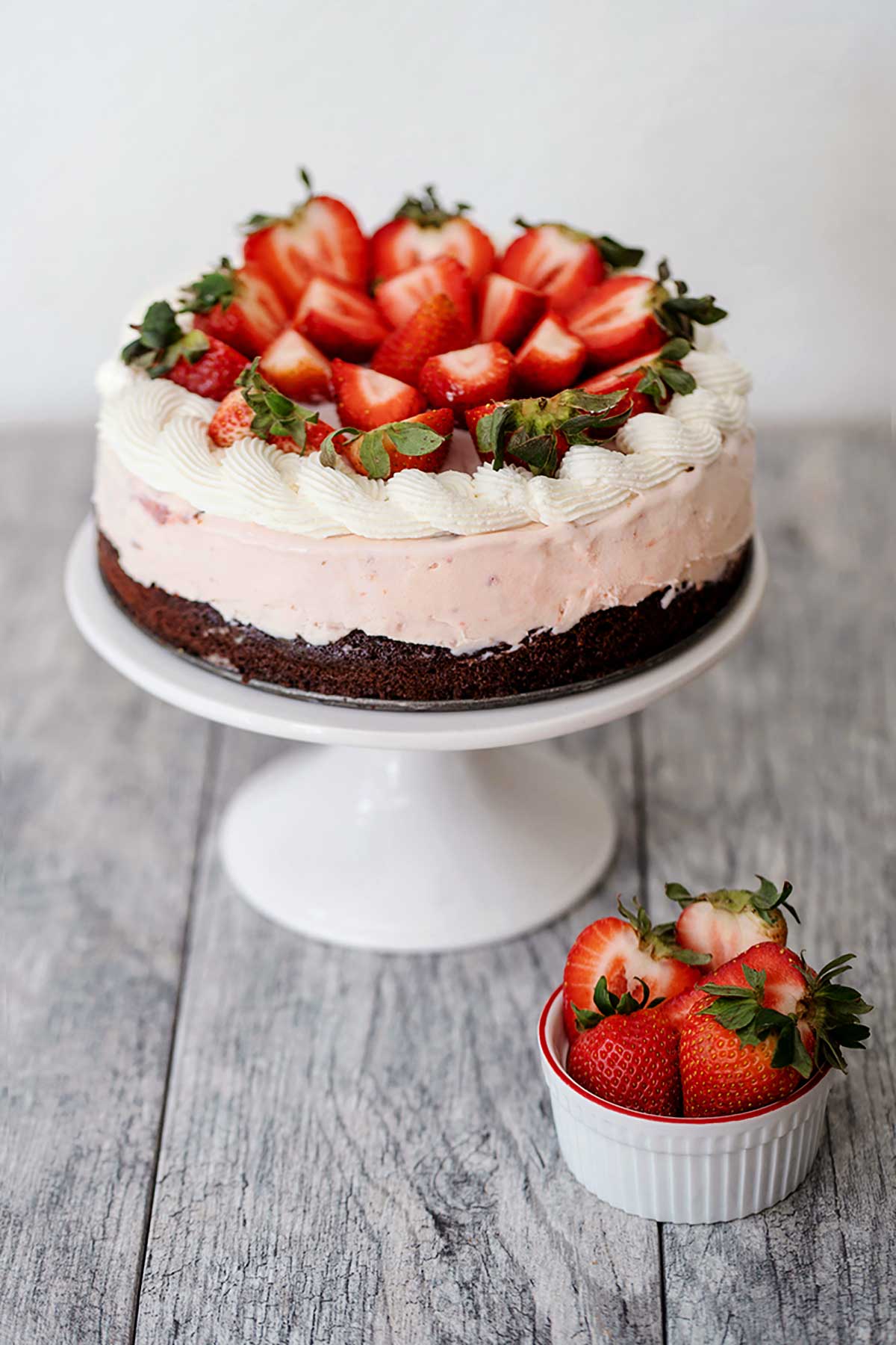 strawberry ice cream cake chocolate